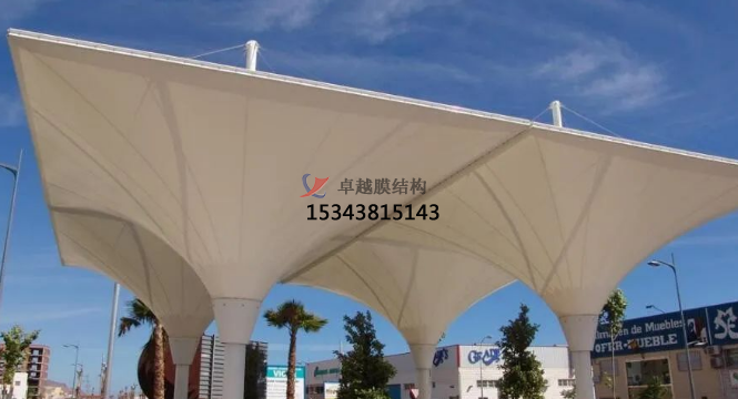 <font color='red'>張拉膜結構</font>遮陽棚在商業(yè)街的效果
